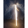 Świecąca tuba LED o długości 120 cm z kablem i wtyczką na tle ciemnego materiału