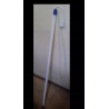 Świecąca tuba LED o długości 120 cm z kablem i wtyczką na tle ciemnego materiału