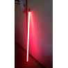 Świecąca tuba LED o długości 120 cm z kablem i wtyczką na tle ciemnego materiału