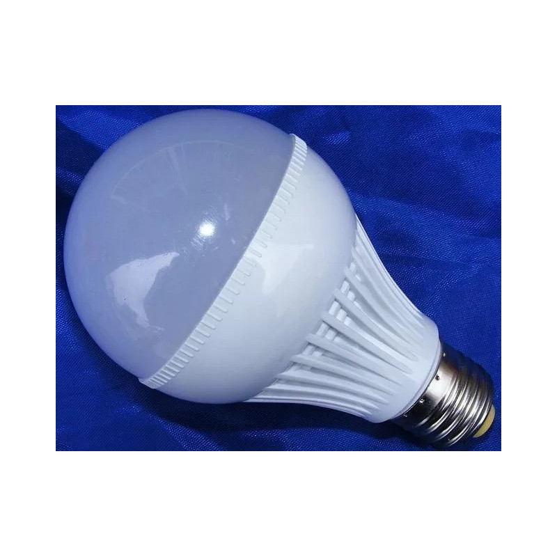 Żarówka LED z gwintem E27, mleczna kopułka, żeberkowany radiator na białym tle