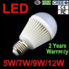 Żarówka LED z gwintem E27, mleczna kopułka, żeberkowany radiator na białym tle