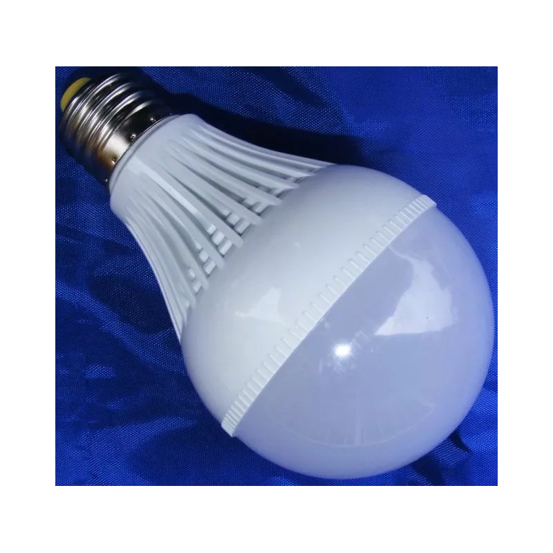 biała żarówka LED z gwintem E27, mleczny klosz i biały radiator z żeberkami