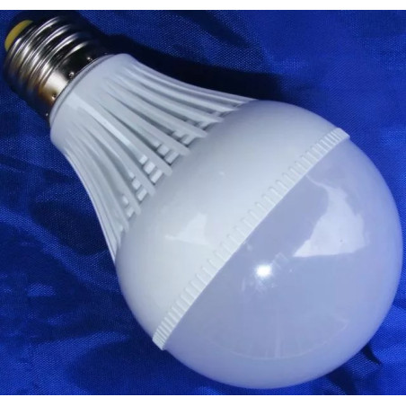biała żarówka LED z gwintem E27, mleczny klosz i biały radiator z żeberkami