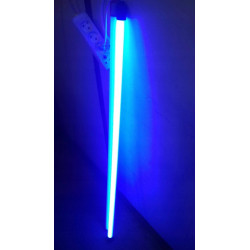 Niebieska świetlówka LED 18W o długości 120 cm podłączona do gniazdka