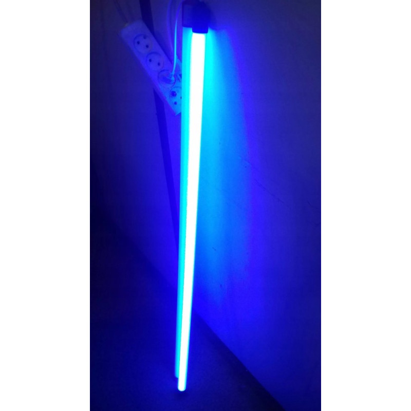 Niebieska świetlówka LED 18W o długości 120 cm podłączona do gniazdka