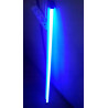 Niebieska świetlówka LED 18W o długości 120 cm podłączona do gniazdka