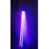 Niebieska świetlówka LED 18W o długości 120 cm podłączona do gniazdka