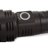 Czarna latarka taktyczna z regulowanym zoomem i paskiem, dwa akumulatory oraz biały kabel USB