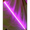 Świetlówka LED tuba o długości 120 cm świecąca na różowo