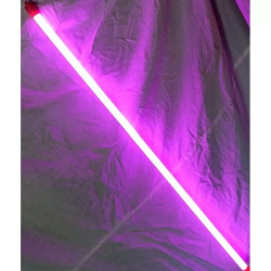 Świetlówka LED tuba o długości 120 cm świecąca na różowo