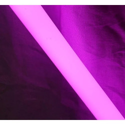 Świetlówka LED tuba o długości 120 cm świecąca na różowo