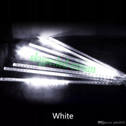 Lampki świetlne sople LED 80 cm świecące zimnym białym światłem na czarnym tle