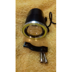 Czarny halogen motocyklowy LED U4 z pierścieniem i włącznikiem oraz elementami montażowymi na żółtym tle
