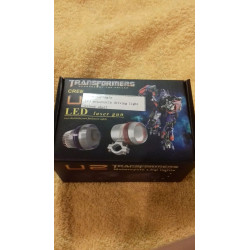 Czarny halogen motocyklowy LED U4 z pierścieniem i włącznikiem oraz elementami montażowymi na żółtym tle