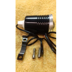 Czarny halogen motocyklowy LED U4 z pierścieniem i włącznikiem oraz elementami montażowymi na żółtym tle