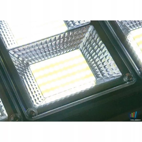 Czarna latarnia solarna z trzema modułami LED i panelem solarnym, wraz z pilotem i mocowaniem ściennym