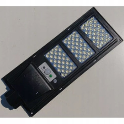 Czarna latarnia solarna LED z trzema panelami i pilotem oraz mocowaniem
