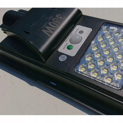 Czarna latarnia solarna LED z trzema panelami i pilotem oraz mocowaniem