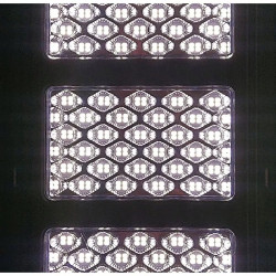 Czarna latarnia solarna LED z trzema panelami i pilotem oraz mocowaniem
