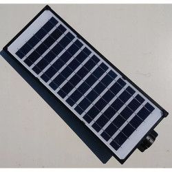 Czarna latarnia solarna LED z trzema panelami i pilotem oraz mocowaniem
