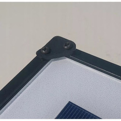 Latarnia solarna LED z sześcioma panelami LED i pilotem oraz mocowaniem