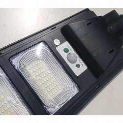 Latarnia solarna LED z sześcioma panelami LED i pilotem oraz mocowaniem