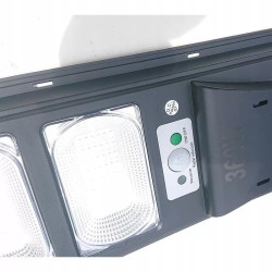 Latarnia solarna LED z sześcioma panelami LED i pilotem oraz mocowaniem