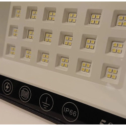 czarny panel LED 50W z białym wnętrzem, metalowym uchwytem i symbolami IP66, 50W na froncie