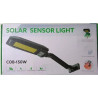 Czarna latarnia solarna LED z dużym panelem i czujnikami