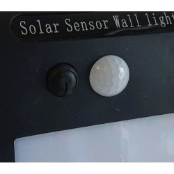 czarny kinkiet solarny z panelem LED i czujnikiem ruchu do montażu na ścianę