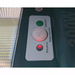 Czarna latarnia solarna LED 300W z pięcioma panelami diod SMD i pilotem