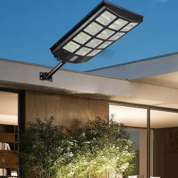 Czarna latarnia solarna LED z sześcioma panelami LED, czujnikiem ruchu i pilotem