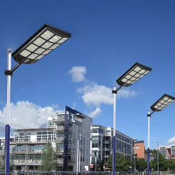Czarna latarnia solarna LED z sześcioma panelami LED, czujnikiem ruchu i pilotem
