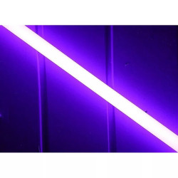Fioletowa świetlówka tuba LED świecąca na ścianie