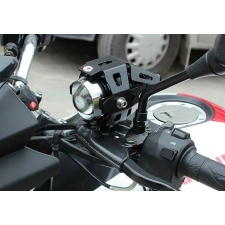 Motocyklowy halogen LED Cree U5 w czarnej obudowie zamontowany na kierownicy