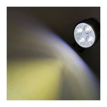 Halogen motocyklowy z czterema diodami LED świecący jasnym białym światłem