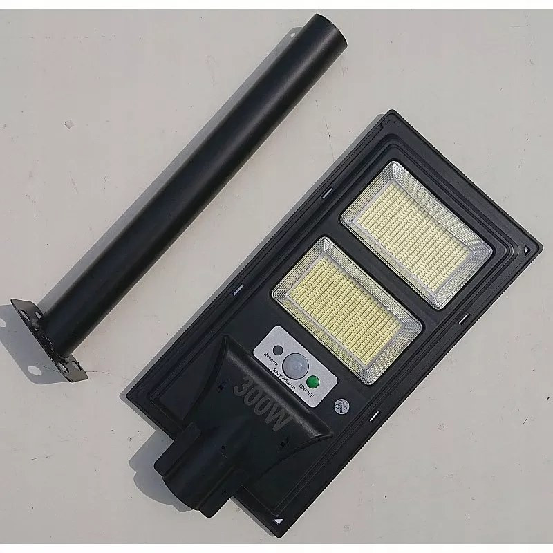 Czarna latarnia solarna LED 300W z podwójnym panelem i pilotem