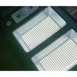 Czarna latarnia solarna LED 300W z podwójnym panelem i pilotem