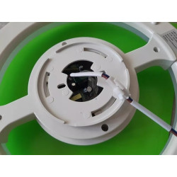 Biały żyrandol LED z wbudowanym głośnikiem Bluetooth, okrągły kształt, świecący