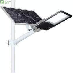 Latarnia solarna uliczna z panelem solarnym i lampą LED zamocowana na słupie