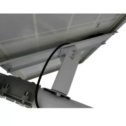 Latarnia solarna uliczna z panelem solarnym i lampą LED zamocowana na słupie