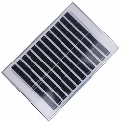 Latarnia solarna uliczna z panelem solarnym i lampą LED zamocowana na słupie