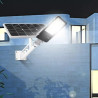 Latarnia solarna uliczna z panelem solarnym i lampą LED zamocowana na słupie