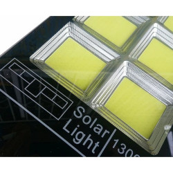 Latarnia solarna LED 1300W z panelem solarnym i mocowaniem na tle białym