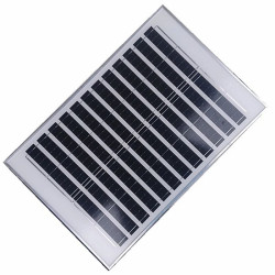 Latarnia solarna LED 1300W z panelem solarnym i mocowaniem na tle białym