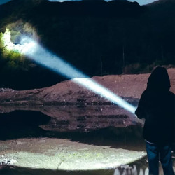 Dwustronna przenośna latarka solarna z panelem i uchwytem, czarno-czerwona