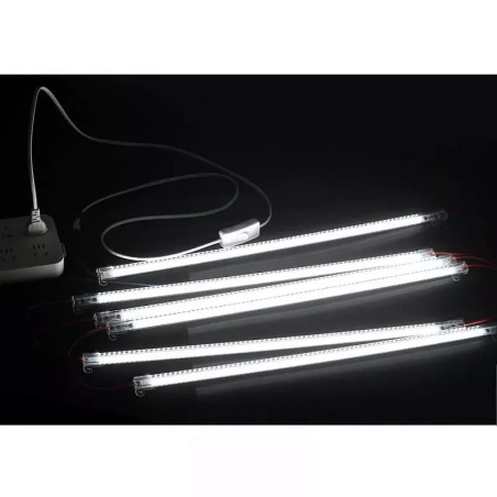 Zestaw 10 świetlówek LED 1m w aluminiowej obudowie z przezroczystą osłoną, podłączone do sieci