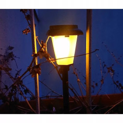 Zestaw 4 czarnych lampek solarnych ogrodowych z panelem słonecznym i efekt migotającego płomienia