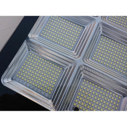 Latarnia solarna LED uliczna z panelem solarnym, mocowaniem i pilotem, biała obudowa, czarny panel lampy z diodami