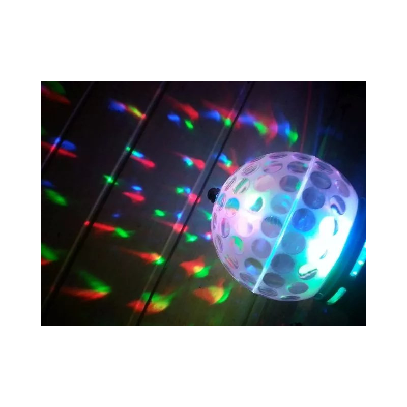 Żarówka LED w kształcie kuli z kolorowym światłem RGB na tle ściany